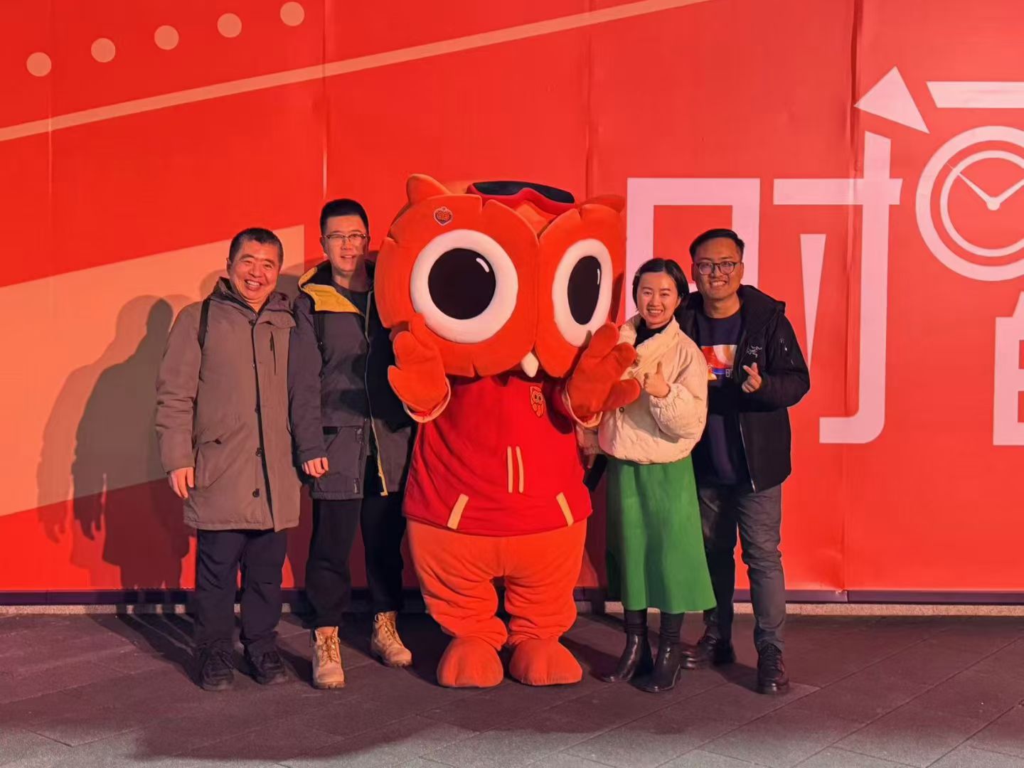 受邀参加2025年罗振宇老师跨年演讲和嘉宾晚宴 - 得到AI学习圈老师合影