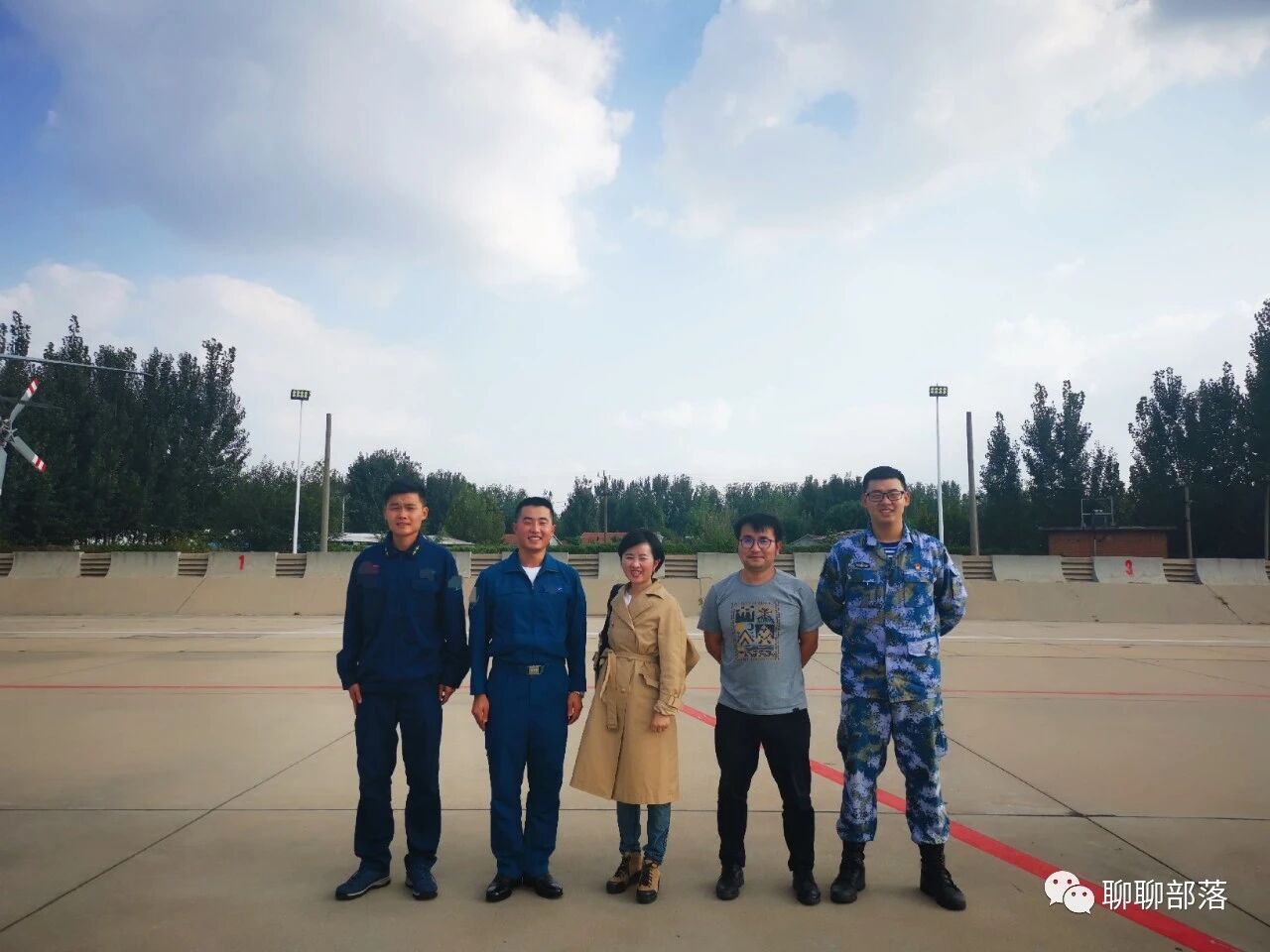 腾讯微视“山川大海尽少年”全国军事教育直播现场主持 - 和同事、嘉宾合影